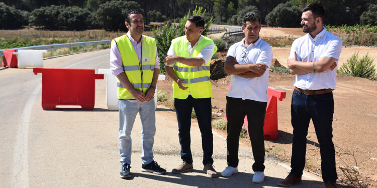 Las obras de acondicionamiento de la vía que une Las Mesas con el límite provincial de Albacete han alcanzado un 45% de ejecución. El presidente de la Diputación de Cuenca, Álvaro Martínez Chana, ha visitado los trabajos este jueves junto al alcalde del municipio, Carlos Algaba, confirmando que la infraestructura mantiene los plazos previstos y estará terminada antes de que finalice el año 2026. Con una inversión superior a los 4 millones de euros, esta intervención supone el mayor desembolso histórico de la institución provincial en materia de carreteras. El proyecto transforma un antiguo camino agrícola en una vía moderna de 8,6 kilómetros de longitud, ampliando la plataforma vial para mejorar de forma sustancial la seguridad de los conductores. Hasta el momento, ya se han completado los movimientos de tierras y se prepara el terreno para comenzar a extender las capas de zahorra y el asfaltado. Esta conexión resulta estratégica para toda La Mancha conquense. La nueva carretera no solo facilitará el acceso directo y seguro de los vecinos al Hospital de Villarrobledo, sino que también reducirá drásticamente los tiempos de respuesta de los bomberos de Albacete ante cualquier emergencia en la zona. Además, los trabajos incluyen la construcción de un nuevo puente sobre el río Záncara de 35 metros de longitud y nueve de anchura, preparado para soportar posibles crecidas, así como la reordenación de 77 accesos a explotaciones agrícolas que impulsarán el transporte de mercancías del sector primario local. El peso de la hemeroteca Buceando en el archivo de Liberal de Castilla sobre las infraestructuras de La Mancha conquense, las demandas para dignificar las vías de comunicación entre el sur de Cuenca y la provincia de Albacete han sido una constante durante la última década. Tradicionalmente, los vecinos de municipios fronterizos como Las Mesas dependían de vías estrechas, de firme irregular y trazados sinuosos, diseñadas originalmente para el lento tránsito de tractores y maquinaria agrícola. El desarrollo actual de esta carretera explica una clara evolución en las necesidades del entorno rural. Lo que antes era una simple exigencia para facilitar la vendimia o la siembra, hoy es una reivindicación vital para asegurar el acceso a servicios sanitarios interprovinciales. La transformación de este tramo salda una deuda histórica con la comarca y refleja un cambio de paradigma en la administración: pasar del parcheo estacional de caminos rurales a la creación de corredores seguros que garanticen respuestas rápidas de emergencias, fortalezcan la economía agrícola y, en definitiva, fijen población en nuestros pueblos ofreciendo infraestructuras del siglo XXI.