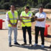 Las obras de acondicionamiento de la vía que une Las Mesas con el límite provincial de Albacete han alcanzado un 45% de ejecución. El presidente de la Diputación de Cuenca, Álvaro Martínez Chana, ha visitado los trabajos este jueves junto al alcalde del municipio, Carlos Algaba, confirmando que la infraestructura mantiene los plazos previstos y estará terminada antes de que finalice el año 2026. Con una inversión superior a los 4 millones de euros, esta intervención supone el mayor desembolso histórico de la institución provincial en materia de carreteras. El proyecto transforma un antiguo camino agrícola en una vía moderna de 8,6 kilómetros de longitud, ampliando la plataforma vial para mejorar de forma sustancial la seguridad de los conductores. Hasta el momento, ya se han completado los movimientos de tierras y se prepara el terreno para comenzar a extender las capas de zahorra y el asfaltado. Esta conexión resulta estratégica para toda La Mancha conquense. La nueva carretera no solo facilitará el acceso directo y seguro de los vecinos al Hospital de Villarrobledo, sino que también reducirá drásticamente los tiempos de respuesta de los bomberos de Albacete ante cualquier emergencia en la zona. Además, los trabajos incluyen la construcción de un nuevo puente sobre el río Záncara de 35 metros de longitud y nueve de anchura, preparado para soportar posibles crecidas, así como la reordenación de 77 accesos a explotaciones agrícolas que impulsarán el transporte de mercancías del sector primario local. El peso de la hemeroteca Buceando en el archivo de Liberal de Castilla sobre las infraestructuras de La Mancha conquense, las demandas para dignificar las vías de comunicación entre el sur de Cuenca y la provincia de Albacete han sido una constante durante la última década. Tradicionalmente, los vecinos de municipios fronterizos como Las Mesas dependían de vías estrechas, de firme irregular y trazados sinuosos, diseñadas originalmente para el lento tránsito de tractores y maquinaria agrícola. El desarrollo actual de esta carretera explica una clara evolución en las necesidades del entorno rural. Lo que antes era una simple exigencia para facilitar la vendimia o la siembra, hoy es una reivindicación vital para asegurar el acceso a servicios sanitarios interprovinciales. La transformación de este tramo salda una deuda histórica con la comarca y refleja un cambio de paradigma en la administración: pasar del parcheo estacional de caminos rurales a la creación de corredores seguros que garanticen respuestas rápidas de emergencias, fortalezcan la economía agrícola y, en definitiva, fijen población en nuestros pueblos ofreciendo infraestructuras del siglo XXI.