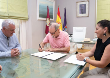 El Gobierno de Castilla-La Mancha nombra a la primera coordinadora comarcal del cuerpo de agentes medioambientales La consejera de Desarrollo Sostenible, Mercedes Gómez, ha deseado a Paula Gimeno Artiaga, que ejercerá sus funciones en la demarcación Territorial de Villanueva de Alcorón (Guadalajara), suerte en su nuevo desempeño profesional, “segura que será una precursora en estas tareas de gran responsabilidad donde en el futuro veremos a más mujeres en estos cargos”. Toledo, 8 de julio de 2026.- El Gobierno de Castilla-La Mancha ha nombrado a su primera coordinadora comarcal del cuerpo de agentes medioambientales. Se trata de Paula Gimeno Artiaga, que ejercerá sus funciones en la Demarcación Territorial de Villanueva de Alcorón (Guadalajara). Gimeno ha sido recibida este miércoles por la consejera de Desarrollo Sostenible, Mercedes Gómez, quién le ha deseado suerte en su nuevo desempeño profesional, “segura de que ejercerá sus funciones de una manera satisfactoria y será una precursora en estas tareas de gran responsabilidad donde en el futuro veremos a más mujeres en estos cargos”. En la actualidad, el cuerpo de Agentes Medioambientales de Castilla-La Mancha está compuesto por 453 agentes, de los cuales 45 son mujeres. A la nueva coordinadora comarcal la han acompañado durante la recepción el viceconsejero de Medio Ambiente, José Almodóvar; el delegado de Desarrollo Sostenible en Guadalajara, Rubén García; el coordinador regional de los agentes medioambientales, Antonio Sancho; y el coordinador provincial de los agentes medioambientales en Guadalajara; David Serrano.