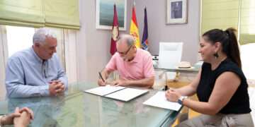 El Gobierno de Castilla-La Mancha nombra a la primera coordinadora comarcal del cuerpo de agentes medioambientales La consejera de Desarrollo Sostenible, Mercedes Gómez, ha deseado a Paula Gimeno Artiaga, que ejercerá sus funciones en la demarcación Territorial de Villanueva de Alcorón (Guadalajara), suerte en su nuevo desempeño profesional, “segura que será una precursora en estas tareas de gran responsabilidad donde en el futuro veremos a más mujeres en estos cargos”. Toledo, 8 de julio de 2026.- El Gobierno de Castilla-La Mancha ha nombrado a su primera coordinadora comarcal del cuerpo de agentes medioambientales. Se trata de Paula Gimeno Artiaga, que ejercerá sus funciones en la Demarcación Territorial de Villanueva de Alcorón (Guadalajara). Gimeno ha sido recibida este miércoles por la consejera de Desarrollo Sostenible, Mercedes Gómez, quién le ha deseado suerte en su nuevo desempeño profesional, “segura de que ejercerá sus funciones de una manera satisfactoria y será una precursora en estas tareas de gran responsabilidad donde en el futuro veremos a más mujeres en estos cargos”. En la actualidad, el cuerpo de Agentes Medioambientales de Castilla-La Mancha está compuesto por 453 agentes, de los cuales 45 son mujeres. A la nueva coordinadora comarcal la han acompañado durante la recepción el viceconsejero de Medio Ambiente, José Almodóvar; el delegado de Desarrollo Sostenible en Guadalajara, Rubén García; el coordinador regional de los agentes medioambientales, Antonio Sancho; y el coordinador provincial de los agentes medioambientales en Guadalajara; David Serrano.