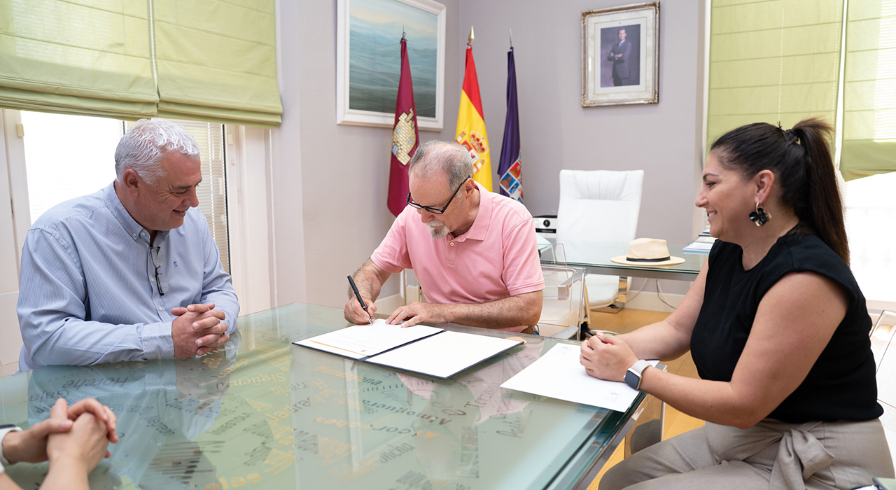Atienza asegura la colección etnográfica de 800 piezas de José Antonio Alonso en la Posada del Cordón 2 El Gobierno de Castilla-La Mancha nombra a la primera coordinadora comarcal del cuerpo de agentes medioambientalesLa consejera de Desarrollo Sostenible, Mercedes Gómez, ha deseado a Paula Gimeno Artiaga, que ejercerá sus funciones en la demarcación Territorial de Villanueva de Alcorón (Guadalajara), suerte en su nuevo desempeño profesional, “segura que será una precursora en estas tareas de gran responsabilidad donde en el futuro veremos a más mujeres en estos cargos”.
Toledo, 8 de julio de 2026.- El Gobierno de Castilla-La Mancha ha nombrado a su primera coordinadora comarcal del cuerpo de agentes medioambientales. Se trata de Paula Gimeno Artiaga, que ejercerá sus funciones en la Demarcación Territorial de Villanueva de Alcorón (Guadalajara).Gimeno ha sido recibida este miércoles por la consejera de Desarrollo Sostenible, Mercedes Gómez, quién le ha deseado suerte en su nuevo desempeño profesional, “segura de que ejercerá sus funciones de una manera satisfactoria y será una precursora en estas tareas de gran responsabilidad donde en el futuro veremos a más mujeres en estos cargos”.En la actualidad, el cuerpo de Agentes Medioambientales de Castilla-La Mancha está compuesto por 453 agentes, de los cuales 45 son mujeres.A la nueva coordinadora comarcal la han acompañado durante la recepción el viceconsejero de Medio Ambiente, José Almodóvar; el delegado de Desarrollo Sostenible en Guadalajara, Rubén García; el coordinador regional de los agentes medioambientales, Antonio Sancho; y el coordinador provincial de los agentes medioambientales en Guadalajara; David Serrano.