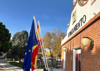 El Ayuntamiento de Azuqueca de Henares (Guadalajara) ha emitido un comunicado para aclarar que el impago del complemento de productividad a la plantilla municipal no responde a una decisión política ni a falta de presupuesto, sino a la obligación de adaptar las retribuciones a la legalidad vigente. Tras la celebración de la Mesa General de Negociación del pasado 7 de julio, el Consistorio ha subrayado que los salarios base del personal se están abonando con absoluta normalidad. El conflicto radica en que el sistema de asignación y las cuantías de este complemento superaban los límites normativos, lo que ha motivado informes vinculantes por parte de la Intervención Municipal y del propio Tribunal de Cuentas. Para solucionar esta situación, el equipo de Gobierno asegura llevar meses trabajando en tres vías: la implantación de un protocolo transitorio de evaluación del desempeño, la redacción de un futuro Reglamento de Productividad y la negociación de la nueva Relación de Puestos de Trabajo (RPT). Además, frente a las acusaciones sindicales de bloqueo, el Ayuntamiento ha confirmado la convocatoria de una nueva reunión de la Mesa General para el próximo 14 de julio, con el objetivo de continuar las negociaciones dentro de un marco jurídico seguro. Este posicionamiento institucional llega en un contexto de alta tensión laboral en el municipio guadalajareño. Tal y como documentó la hemeroteca de Liberal de Castilla, el conflicto desembocó este mismo 8 de julio en una concentración de unos 70 trabajadores en la Plaza de la Constitución para protestar por la retención de este plus, que acumula más de tres meses de impagos. Estas movilizaciones, secundadas por el Comité de Empresa y la Junta de Personal, comenzaron a organizarse desde finales de junio ante la negativa del gobierno local a abonar las cantidades pendientes. De este modo, el conflicto evoluciona desde las calles hasta la mesa de negociación. Mientras la plantilla reclama sus atrasos salariales como una necesidad inmediata por la vía de la protesta, la Administración local fija su postura técnica: blindar jurídicamente cualquier gasto de recursos públicos antes de autorizar nuevos desembolsos, asumiendo el desgaste hasta la próxima cita del 14 de julio.