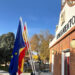 El Ayuntamiento de Azuqueca justifica el bloqueo de la productividad por "legalidad" y cita a los sindicatos el 14 de julio 3 El Ayuntamiento de Azuqueca de Henares (Guadalajara) ha emitido un comunicado para aclarar que el impago del complemento de productividad a la plantilla municipal no responde a una decisión política ni a falta de presupuesto, sino a la obligación de adaptar las retribuciones a la legalidad vigente. Tras la celebración de la Mesa General de Negociación del pasado 7 de julio, el Consistorio ha subrayado que los salarios base del personal se están abonando con absoluta normalidad. El conflicto radica en que el sistema de asignación y las cuantías de este complemento superaban los límites normativos, lo que ha motivado informes vinculantes por parte de la Intervención Municipal y del propio Tribunal de Cuentas. Para solucionar esta situación, el equipo de Gobierno asegura llevar meses trabajando en tres vías: la implantación de un protocolo transitorio de evaluación del desempeño, la redacción de un futuro Reglamento de Productividad y la negociación de la nueva Relación de Puestos de Trabajo (RPT). Además, frente a las acusaciones sindicales de bloqueo, el Ayuntamiento ha confirmado la convocatoria de una nueva reunión de la Mesa General para el próximo 14 de julio, con el objetivo de continuar las negociaciones dentro de un marco jurídico seguro. Este posicionamiento institucional llega en un contexto de alta tensión laboral en el municipio guadalajareño. Tal y como documentó la hemeroteca de Liberal de Castilla, el conflicto desembocó este mismo 8 de julio en una concentración de unos 70 trabajadores en la Plaza de la Constitución para protestar por la retención de este plus, que acumula más de tres meses de impagos. Estas movilizaciones, secundadas por el Comité de Empresa y la Junta de Personal, comenzaron a organizarse desde finales de junio ante la negativa del gobierno local a abonar las cantidades pendientes. De este modo, el conflicto evoluciona desde las calles hasta la mesa de negociación. Mientras la plantilla reclama sus atrasos salariales como una necesidad inmediata por la vía de la protesta, la Administración local fija su postura técnica: blindar jurídicamente cualquier gasto de recursos públicos antes de autorizar nuevos desembolsos, asumiendo el desgaste hasta la próxima cita del 14 de julio.