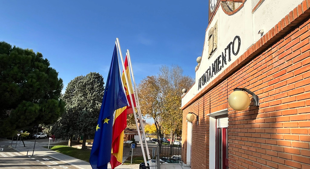 El Ayuntamiento de Azuqueca justifica el bloqueo de la productividad por "legalidad" y cita a los sindicatos el 14 de julio 2 El Ayuntamiento de Azuqueca de Henares (Guadalajara) ha emitido un comunicado para aclarar que el impago del complemento de productividad a la plantilla municipal no responde a una decisión política ni a falta de presupuesto, sino a la obligación de adaptar las retribuciones a la legalidad vigente. Tras la celebración de la Mesa General de Negociación del pasado 7 de julio, el Consistorio ha subrayado que los salarios base del personal se están abonando con absoluta normalidad. El conflicto radica en que el sistema de asignación y las cuantías de este complemento superaban los límites normativos, lo que ha motivado informes vinculantes por parte de la Intervención Municipal y del propio Tribunal de Cuentas.Para solucionar esta situación, el equipo de Gobierno asegura llevar meses trabajando en tres vías: la implantación de un protocolo transitorio de evaluación del desempeño, la redacción de un futuro Reglamento de Productividad y la negociación de la nueva Relación de Puestos de Trabajo (RPT). Además, frente a las acusaciones sindicales de bloqueo, el Ayuntamiento ha confirmado la convocatoria de una nueva reunión de la Mesa General para el próximo 14 de julio, con el objetivo de continuar las negociaciones dentro de un marco jurídico seguro.Este posicionamiento institucional llega en un contexto de alta tensión laboral en el municipio guadalajareño. Tal y como documentó la hemeroteca de Liberal de Castilla, el conflicto desembocó este mismo 8 de julio en una concentración de unos 70 trabajadores en la Plaza de la Constitución para protestar por la retención de este plus, que acumula más de tres meses de impagos. Estas movilizaciones, secundadas por el Comité de Empresa y la Junta de Personal, comenzaron a organizarse desde finales de junio ante la negativa del gobierno local a abonar las cantidades pendientes.De este modo, el conflicto evoluciona desde las calles hasta la mesa de negociación. Mientras la plantilla reclama sus atrasos salariales como una necesidad inmediata por la vía de la protesta, la Administración local fija su postura técnica: blindar jurídicamente cualquier gasto de recursos públicos antes de autorizar nuevos desembolsos, asumiendo el desgaste hasta la próxima cita del 14 de julio.