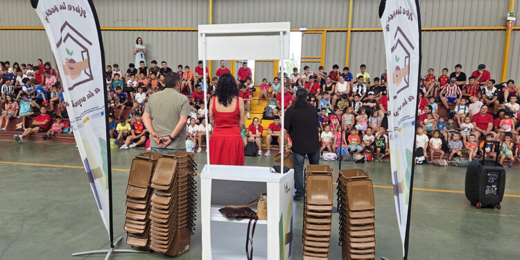 Azuqueca impulsa el uso del contenedor marrón con el reparto de 350 kits de reciclaje en el campamento Azuverano