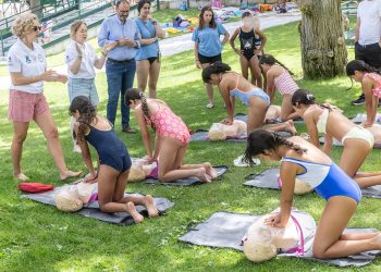 Bañistas de la piscina de San Roque aprenden técnicas vitales de reanimación