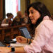 02 de julio de 2026.- La presidenta del Grupo Municipal Popular en el Ayuntamiento de Cuenca, Bea Jiménez, ha criticado la gestión del alcalde, Darío Dolz, tras confirmarse en el último pleno ordinario los agravios comparativos que sufrirán los hogares de la capital en la escolarización del primer ciclo de Educación Infantil. Tras el debate en la última sesión plenaria, Jiménez ha lamentado que el equipo de Gobierno socialista actúe como un "mero espectador" ante las insuficientes medidas de la Junta de Comunidades de Castilla-La Mancha. La líder del PP en el Consistorio ha puesto el foco en la realidad del mapa escolar de la capital, recordando que el 70% de las escuelas infantiles en Cuenca son de gestión privada. "El propio alcalde reconoció en el pleno que da la espalda a este sector. Al ignorar a estas escuelas, está ignorando la realidad de siete de cada diez familias que necesitan conciliar en nuestra ciudad", recordaba Jiménez. Ante este escenario, la también diputada nacional se ha preguntado "qué está haciendo el alcalde Darío Dolz para suplir el enorme vacío que deja el Gobierno regional de García-Page". Una cuestión cuya respuesta, según sus palabras, es tan rotunda como decepcionante. "Está claro, nada. Dolz prefiere callar y obedecer a sus siglas antes que defender el bolsillo de los conquenses". Discriminación y brecha económica Desde el Grupo Popular insisten en que esta postura se traduce en una "discriminación flagrante" hacia los centros privados y, por extensión, hacia los padres. La falta de un plan de ayudas o convenios municipales provocará una injusta brecha económica en la ciudad. "Con esta dejación de funciones del PSOE, nos vamos a encontrar con situaciones intolerables donde habrá padres que paguen 0 euros por la educación de sus hijos de 2 a 3 años y otros, por el simple hecho de no tener plaza pública, se verán obligados a pagar hasta 300 euros". Por último, Bea Jiménez ha exigido al alcalde socialista que rectifique, que abandone la complacencia y que trabaje en soluciones urgentes que garanticen una gratuidad universal y real, sin dejar fuera al tejido empresarial de las escuelas infantiles que sostiene la mayor parte de la oferta en Cuenca.