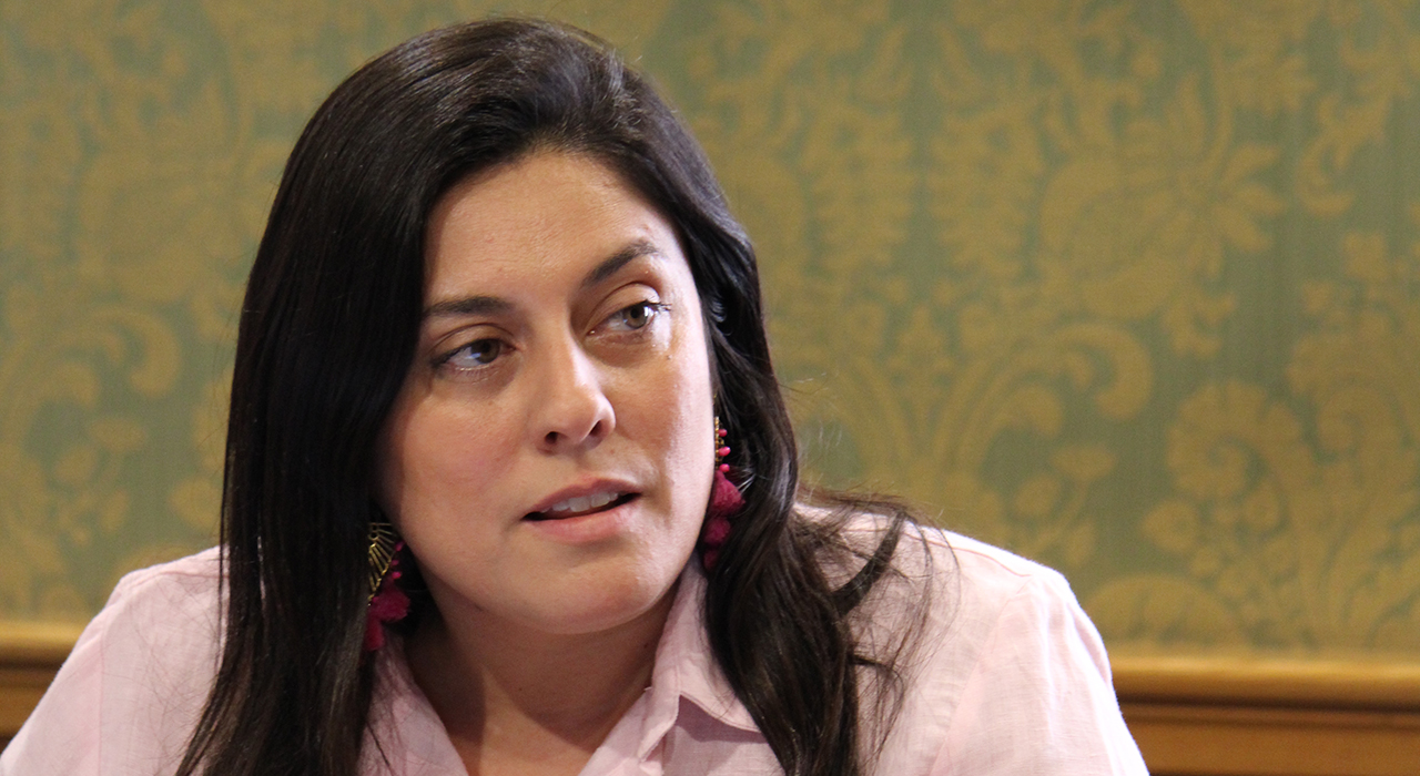 Bea Jiménez exige al equipo de Gobierno de Dolz el repintado inmediato y la mejora de la seguridad vial en el acceso a la estación Fernando Zóbel 1 La presidenta del Grupo Municipal Popular en el Ayuntamiento de Cuenca, Bea Jiménez, ha anunciado la presentación de una moción al próximo Pleno ordinario del mes de julio para exigir al equipo de Gobierno de Darío Dolz el cumplimiento inmediato de los compromisos anunciados en materia de conservación y seguridad vial en el acceso a la estación de Alta Velocidad Cuenca-Fernando Zóbel.La iniciativa popular pone el foco en el tramo de la carretera N-420 comprendido entre la glorieta del Arado y la rotonda de acceso a la estación del AVE y Villar de Olalla. Según denuncia la formación, las marcas viales horizontales de esta vía presentan un notable deterioro, habiendo desaparecido prácticamente en amplios sectores. Esta deficiencia dificulta enormemente la conducción, incrementando el riesgo de accidentes especialmente en horario nocturno o ante condiciones meteorológicas adversas.Bea Jiménez ha calificado la situación de "inadmisible", recordando que el propio Gobierno socialista anunció a comienzos de año que, tras los trabajos de desbroce de los márgenes, se procedería de forma inminente al repintado integral de la señalización con cargo al contrato municipal de mantenimiento, prometiendo incluso que la vía quedaría "en perfectas condiciones"."Resulta insostenible que se sigan vendiendo inversiones futuras de movilidad mientras el equipo de Gobierno de Dolz es incapaz de cumplir algo tan básico como repintar la pintura de la carretera por la que transitan diariamente miles de conquenses y visitantes", señalaba la presidenta del Grupo Popular.Para Jiménez, "la seguridad vial no puede quedar subordinada a la propaganda ni a los titulares mediáticos; la calidad de los servicios públicos y la imagen de la ciudad se demuestran manteniendo en buen estado las infraestructuras que ya tenemos".La moción registrada por el Grupo Municipal Popular incluye cuatro acuerdos concretos. En primer lugar, insta a la ejecución inmediata del repintado de la señalización horizontal de la N-420 hasta la estación Fernando Zóbel.Asimismo, requiere al equipo de Gobierno a dar explicaciones en la Comisión Informativa sobre las causas de este retraso, así como a presentar, en el plazo máximo de tres meses, un calendario detallado de actuaciones de conservación y una revisión integral de la seguridad vial en los accesos (señalización, balizamiento y limpieza de márgenes).Por último, la propuesta acuerda trasladar estos requerimientos a la Junta de Comunidades de Castilla-La Mancha, al Ministerio de Transportes y Movilidad Sostenible y a las administraciones competentes en materia de seguridad vial.