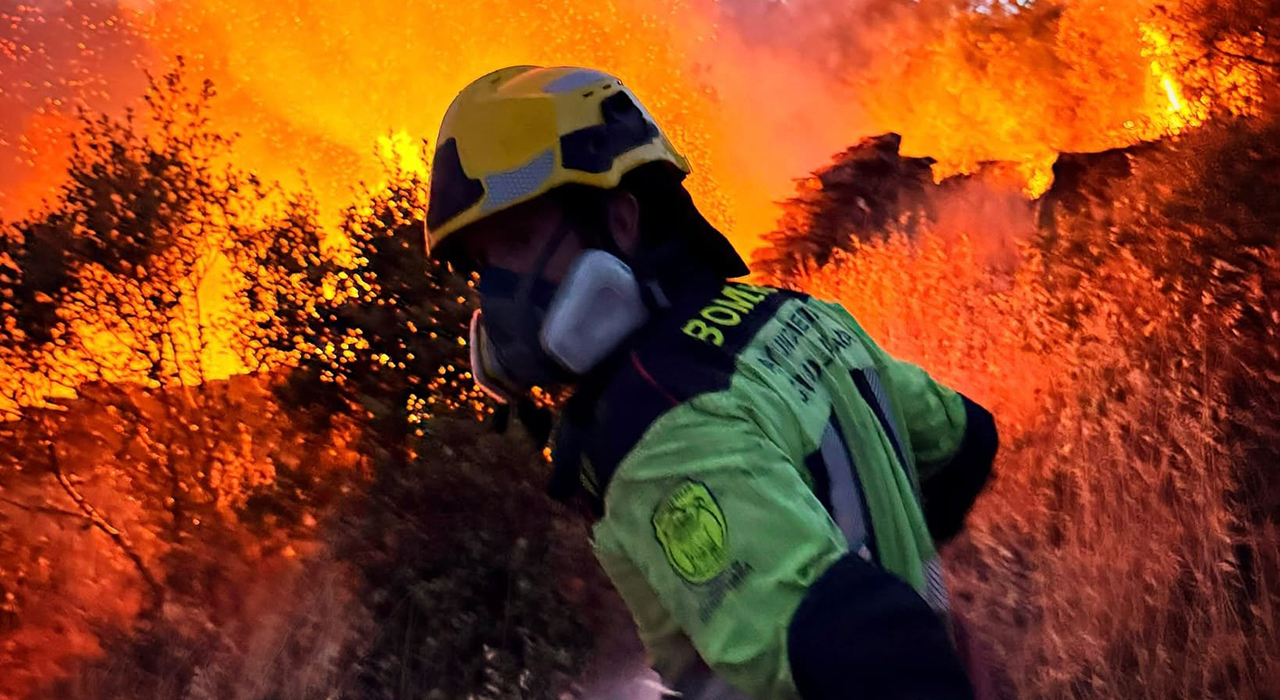Bomberos del Ayuntamiento de Guadalajara protegen La Miñosa del fuego 1 El Ayuntamiento de Guadalajara mantiene desplegados de forma ininterrumpida a efectivos de su Cuerpo de Bomberos y Protección Civil para combatir el incendio forestal originado en La Mierla. Durante la jornada de hoy, los equipos centran sus esfuerzos operativos en evitar que las llamas alcancen el núcleo urbano de La Miñosa y buscan frenar su progresión hacia Atienza.Para hacer frente a esta emergencia en la Sierra Norte, el Consistorio ha movilizado los siguientes recursos sobre el terreno:Seis bomberos del parque municipal.Una autobomba pesada para la contención del perímetro.Un vehículo forestal tipo pick-up de intervención rápida.Seis voluntarios de Protección Civil especializados en logística.A lo largo de estos días, los bomberos de la capital han intervenido sucesivamente en localidades afectadas como Gascueña de Bornova, Villares de Jadraque y La Bodera. Trabajan de forma coordinada con el resto de los servicios de emergencia autonómicos para contener el avance del fuego y establecer líneas de defensa alrededor de las poblaciones.Paralelamente, Protección Civil asiste a la Guardia Civil en la evacuación de los vecinos y en la regulación del tráfico en las carreteras cortadas. Tras asegurar cruces como el de la GU-110 y actuar en Condemios de Arriba, los voluntarios permanecen hoy desplegados en la GU-213 para controlar el acceso a Gálvez de Sorbe.La alcaldesa de la ciudad, Ana Guarinos, mantiene contacto directo con la Junta de Comunidades de Castilla-La Mancha y garantiza que todos los recursos municipales seguirán a disposición del operativo. El concejal de Seguridad, Chema Antón, ha puesto en valor el trabajo de estos profesionales que asisten a los municipios golpeados por los incendios de La Mierla y Selas.Evolución de los dispositivos serranos
El respaldo de los servicios de emergencias de la capital a los municipios de la provincia es una dinámica recurrente en el archivo de Liberal de Castilla. La hemeroteca documenta cómo la orografía y la densidad forestal de la Sierra Norte de Guadalajara exigen periódicamente la movilización de efectivos urbanos para reforzar a los medios regionales durante los meses de verano.El análisis de las emergencias históricas en esta comarca demuestra una clara evolución técnica en la contención del fuego. Actualmente, la integración inmediata de la autobomba pesada municipal y la delegación del control de tráfico en Protección Civil permite a los retenes forestales centrarse exclusivamente en la extinción directa. Esta estrategia coordinada reduce los tiempos de respuesta y minimiza el riesgo de aislamiento en las pedanías frente a las grandes columnas de humo.