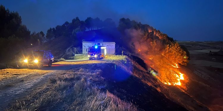 Buscan a los autores de una decena de incendios intencionados junto a las viviendas en Huete