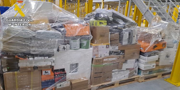 Cae en Azuqueca una red de transportistas que saqueaba la mercancía de sus propios camiones