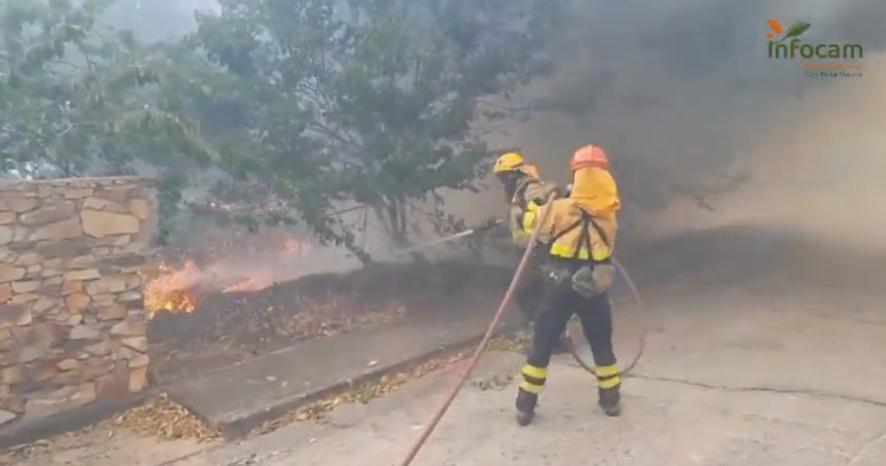 El incendio de La Mierla calcina 13.000 hectáreas y eleva a 21 los núcleos evacuados o confinados en la Sierra Norte 1 El incendio de La Mierla calcina 13.000 hectáreas y eleva a 21 los núcleos evacuados o confinados en la Sierra Norte
