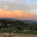 El humo borró el horizonte, el aire se tiñó de un naranja enfermo y el fin del mundo no llegó con un trueno sino con un suspiro de ceniza