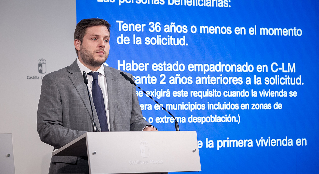 Castilla-La Mancha aprueba un decreto para posibilitar el acceso a la vivienda de personas jóvenes a través de avales y ayudas 1 Castilla-La Mancha ha aprobado el decreto del Programa de Fomento del Acceso de las Personas Jóvenes a una Vivienda en Propiedad en Castilla-La Mancha, dirigido a jóvenes solventes que tienen capacidad para pagar una hipoteca, pero carecen del ahorro inicial necesario para comprar su primera vivienda. Así lo ha destacado el consejero de Fomento, Nacho Hernando, quien ha informado de este acuerdo que ha tomado el Consejo de Gobierno de Castilla-La Mancha en su reunión habitual de los martes.De esta manera, Hernando, ha avanzado que el Consejo de Gobierno “ha podido seguir dando pasos adelante en lo que es una medida estrella, histórica y única en el conjunto del país, como es nuestro programa de préstamos tipo cero” que, tal y como ha detallado, “nos va a permitir que los jóvenes que no superen los 36 años y que quieran comprarse una vivienda en Castilla-La Mancha, de hasta 280.000 euros -gastos adicionales y tributos aparte- puedan contar no solo con el 80% que les suele prestar una entidad bancaria, sino que también puedan contar con un aval por parte de la Junta de Comunidades de Castilla-La Mancha del otro 20% que no presta el banco”.Asimismo, Hernando ha ahondado en esta iniciativa, de la que ha destacado que “no se hace en ninguna otra comunidad autónoma” para añadir que, además, va a haber una orden de ayudas, que saldrá en septiembre, en la que el Ejecutivo autonómico “va a dar una ayuda no reembolsable para cubrir también los intereses vinculados a ese 20% gracias a que la Junta avala”.El responsable de Fomento ha explicado que “en el decreto se recoge que, mediante una declaración responsable, las personas que estén interesadas podrán acudir a las delegaciones de Fomento en cada una de las provincias”. A partir de ahí, y si cumplen los requisitos, recibirán un certificado de elegibilidad que tendrá una vigencia de tres meses con el que, según sus palabras, “pueden acudir a la entidad bancaria que consideren y que opere aquí en Castilla-La Mancha para de esta manera poder negociar ese préstamo, esa hipoteca para su vivienda”.Las personas beneficiarias tienen que cumplir las siguientes condiciones. Tener 36 años o menos en el momento de la solicitud. Si la vivienda se compra entre varias personas, basta con que una cumpla este requisito; haber estado empadronado en Castilla-La Mancha durante los dos años anteriores a la solicitud. No se exigirá este requisito cuando la vivienda se adquiera en municipios incluidos en zonas de intensa o extrema despoblación. Asimismo, debe tratarse de la primera vivienda en propiedad.Además, las personas solicitantes deben declarar que son solventes, pero no disponen del ahorro suficiente para comprar la vivienda. No podrán ser propietarias o usufructuarias de otra vivienda, salvo excepciones específicas.Además, las viviendas deberán tener un precio máximo de 280.000 euros, sin incluir impuestos ni gastos asociados; debe situarse en Castilla-La Mancha; y debe constituir la residencia habitual y permanente del beneficiario.