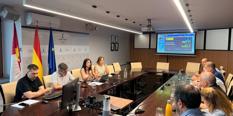 Castilla-La Mancha coordina con el sector avícola medidas preventivas por la enfermedad de Newcastle 1 Castilla-La Mancha coordina con el sector avícola medidas preventivas por la enfermedad de Newcastle