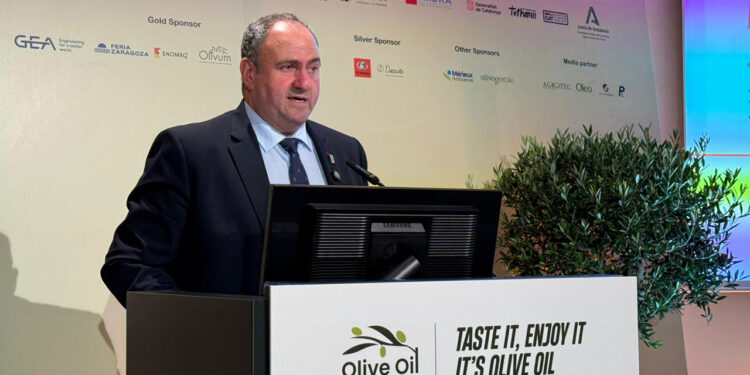 Castilla-La Mancha se convierte en la segunda región en superficie de olivo del mundo tras un nuevo aumento anual 1 La Subdelegación de Cuenca completa el proceso de coordinación en la provincia con motivo del eclipse del 12 de agosto Las Reuniones Coordinación de Seguridad han tenido lugar en Talayuelas, Priego y Cuenca, convocando a 127 ayuntamientos de los municipios conquenses que se prevé tendrán una visión total del eclipse Además, la subdelegada del Gobierno, M.ª Luz Fernández, copresidió la Junta Local de Seguridad de Cuenca junto al alcalde de la ciudad, Darío Dolz, celebrada recientemente también con el mismo motivo El próximo 12 de agosto, desde la mitad norte y este de la provincia de Cuenca, se podrá divisar un eclipse total, el primero del trío de eclipses que se verán en España en los años 26, 27 y 28 Cuenca, 2 de julio de 2026.- La Subdelegación del Gobierno de España en la provincia de Cuenca ha completado el proceso de coordinación con motivo del eclipse del próximo 12 de agosto tras la celebración de todas las Reuniones de Coordinación de Seguridad, más la Junta Local de Seguridad en el Ayuntamiento de Cuenca. En total, se han realizado tres reuniones en las que han participado los 127 municipios conquenses donde se podrá ver el eclipse total. Celebradas en Talayuelas, Priego y Cuenca, todas han estado presididas por la subdelegada del Gobierno, M.ª Luz Fernández, que copresidió también la Junta Local de Seguridad de Cuenca junto al alcalde de la ciudad, Darío Dolz. Fernández ha subrayado que “un buen plan de prevención es la clave para que todo se desarrolle con normalidad en un evento tan importante para nuestro país”, mientras resaltaba la importancia de que la provincia vaya a contar con tantos puntos de visionado del eclipse total. “Es un acontecimiento que no se da en la Península desde hace 100 años, y Cuenca va a ser parte destacada de ello”. A tal efecto, aseguraba la subdelegada “estamos trabajando para afrontar el eclipse con la máxima preparación posible”, agradeciendo el trabajo y mostrando toda su confianza a las Fuerzas y Cuerpos de Seguridad del Estado. Coordinación de la seguridad y la movilidad y prevención de riesgos ante el evento El principal objetivo de estas reuniones es coordinar las medidas de seguridad y movilidad previstas para el visionado del eclipse solar, principalmente en lo relacionado a la previsión de asistencia masiva de personas para vislumbrar el eclipse desde la provincia. Entre otras cuestiones, esa labor de prevención también versa en torno a la movilidad y el acceso del tráfico a los pueblos que cuentan con punto oficial de observación o la programación festiva que se está desarrollando en los municipios a raíz del acontecimiento. Por otro lado, se ha establecido un calendario con el objetivo de fijar los puntos de concentración y realizar los planes de evacuación en consonancia con ellos, teniendo en cuenta los potenciales riesgos. Asimismo, se considera de especial relevancia a este respecto la intervención de los agentes medioambientales. En cuanto a los riesgos inherentes al propio visionado, se abordó la necesidad de disponer de las gafas de protección adecuadas y homologadas para ver el eclipse sin poner en riesgo la salud ocular. A dichas reuniones han sido convocados, además de la subdelegada del Gobierno con el secretario general y un técnico de Protección Civil de la Subdelegación, la Guardia Civil de Cuenca, Tráfico de Cuenca, Delegación Provincial de Desarrollo Sostenible y Delegación Provincial de Sanidad de la JCCM, Protección Ciudadana de la Junta de Comunidades de Castilla La Mancha en Cuenca, Sescam y Diputación Provincial de Cuenca, así como los 127 ayuntamientos de los municipios conquenses que tendrán una visión total del eclipse. Sobre el trío de eclipses El contexto de estas reuniones de seguridad y coordinación es el “TRÍO DE ECLIPSES”, que tendrá lugar durante los años 2026, 2027 y 2028, un acontecimiento extraordinario que podrá verse desde España, y que ofrecerá oportunidades únicas para observar y comprender mejor nuestro lugar en el universo, ya que constituirán una ventana excepcional para fomentar la astronomía y el interés por la ciencia en general, así como la singularidad de cada uno de los mismos.