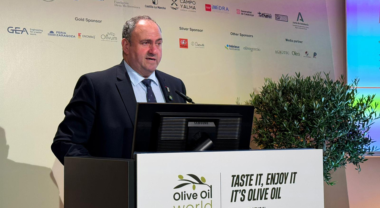 Castilla-La Mancha se convierte en la segunda región en superficie de olivo del mundo tras un nuevo aumento anual 2 La Subdelegación de Cuenca completa el proceso de coordinación en la provincia con motivo del eclipse del 12 de agosto Las Reuniones Coordinación de Seguridad han tenido lugar en Talayuelas, Priego y Cuenca, convocando a 127 ayuntamientos de los municipios conquenses que se prevé tendrán una visión total del eclipse
Además, la subdelegada del Gobierno, M.ª Luz Fernández, copresidió la Junta Local de Seguridad de Cuenca junto al alcalde de la ciudad, Darío Dolz, celebrada recientemente también con el mismo motivo
El próximo 12 de agosto, desde la mitad norte y este de la provincia de Cuenca, se podrá divisar un eclipse total, el primero del trío de eclipses que se verán en España en los años 26, 27 y 28Cuenca, 2 de julio de 2026.- La Subdelegación del Gobierno de España en la provincia de Cuenca ha completado el proceso de coordinación con motivo del eclipse del próximo 12 de agosto tras la celebración de todas las Reuniones de Coordinación de Seguridad, más la Junta Local de Seguridad en el Ayuntamiento de Cuenca.En total, se han realizado tres reuniones en las que han participado los 127 municipios conquenses donde se podrá ver el eclipse total. Celebradas en Talayuelas, Priego y Cuenca, todas han estado presididas por la subdelegada del Gobierno, M.ª Luz Fernández, que copresidió también la Junta Local de Seguridad de Cuenca junto al alcalde de la ciudad, Darío Dolz.Fernández ha subrayado que “un buen plan de prevención es la clave para que todo se desarrolle con normalidad en un evento tan importante para nuestro país”, mientras resaltaba la importancia de que la provincia vaya a contar con tantos puntos de visionado del eclipse total.“Es un acontecimiento que no se da en la Península desde hace 100 años, y Cuenca va a ser parte destacada de ello”. A tal efecto, aseguraba la subdelegada “estamos trabajando para afrontar el eclipse con la máxima preparación posible”, agradeciendo el trabajo y mostrando toda su confianza a las Fuerzas y Cuerpos de Seguridad del Estado.Coordinación de la seguridad y la movilidad y prevención de riesgos ante el evento
El principal objetivo de estas reuniones es coordinar las medidas de seguridad y movilidad previstas para el visionado del eclipse solar, principalmente en lo relacionado a la previsión de asistencia masiva de personas para vislumbrar el eclipse desde la provincia.Entre otras cuestiones, esa labor de prevención también versa en torno a la movilidad y el acceso del tráfico a los pueblos que cuentan con punto oficial de observación o la programación festiva que se está desarrollando en los municipios a raíz del acontecimiento.Por otro lado, se ha establecido un calendario con el objetivo de fijar los puntos de concentración y realizar los planes de evacuación en consonancia con ellos, teniendo en cuenta los potenciales riesgos. Asimismo, se considera de especial relevancia a este respecto la intervención de los agentes medioambientales.En cuanto a los riesgos inherentes al propio visionado, se abordó la necesidad de disponer de las gafas de protección adecuadas y homologadas para ver el eclipse sin poner en riesgo la salud ocular.A dichas reuniones han sido convocados, además de la subdelegada del Gobierno con el secretario general y un técnico de Protección Civil de la Subdelegación, la Guardia Civil de Cuenca, Tráfico de Cuenca, Delegación Provincial de Desarrollo Sostenible y Delegación Provincial de Sanidad de la JCCM, Protección Ciudadana de la Junta de Comunidades de Castilla La Mancha en Cuenca, Sescam y Diputación Provincial de Cuenca, así como los 127 ayuntamientos de los municipios conquenses que tendrán una visión total del eclipse.Sobre el trío de eclipses
El contexto de estas reuniones de seguridad y coordinación es el “TRÍO DE ECLIPSES”, que tendrá lugar durante los años 2026, 2027 y 2028, un acontecimiento extraordinario que podrá verse desde España, y que ofrecerá oportunidades únicas para observar y comprender mejor nuestro lugar en el universo, ya que constituirán una ventana excepcional para fomentar la astronomía y el interés por la ciencia en general, así como la singularidad de cada uno de los mismos.