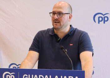 Castillo denuncia que el Gobierno modifica la “Ley de Nietos” por la puerta de atrás y alerta del colapso del sistema público