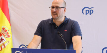 Castillo denuncia que el Gobierno modifica la “Ley de Nietos” por la puerta de atrás y alerta del colapso del sistema público
