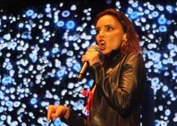 Chenoa llena el Ferial de Cabanillas en una noche de energía y grandes éxitos