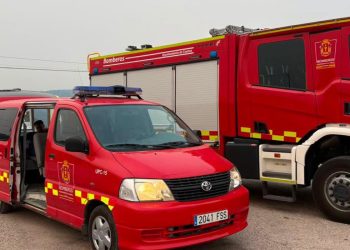 Cinco bomberos de Cuenca rescatan a un accidentado en las pozas de El Tranco en Villalba