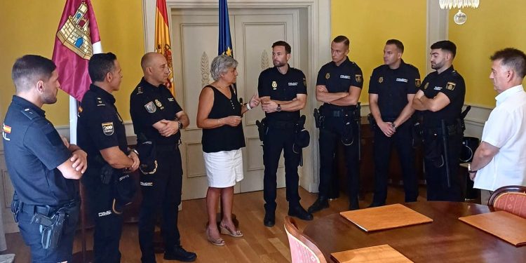 Cinco nuevos policías nacionales inician su año operativo en Cuenca