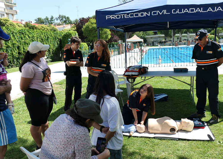 Cómo actuar ante un ahogamiento Guadalajara forma a las familias en la piscina de San Roque tras el repunte nacional