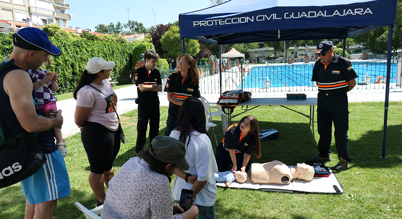 Cómo actuar ante un ahogamiento: Guadalajara forma a las familias en la piscina de San Roque tras el repunte nacional 2 Cómo actuar ante un ahogamiento Guadalajara forma a las familias en la piscina de San Roque tras el repunte nacional