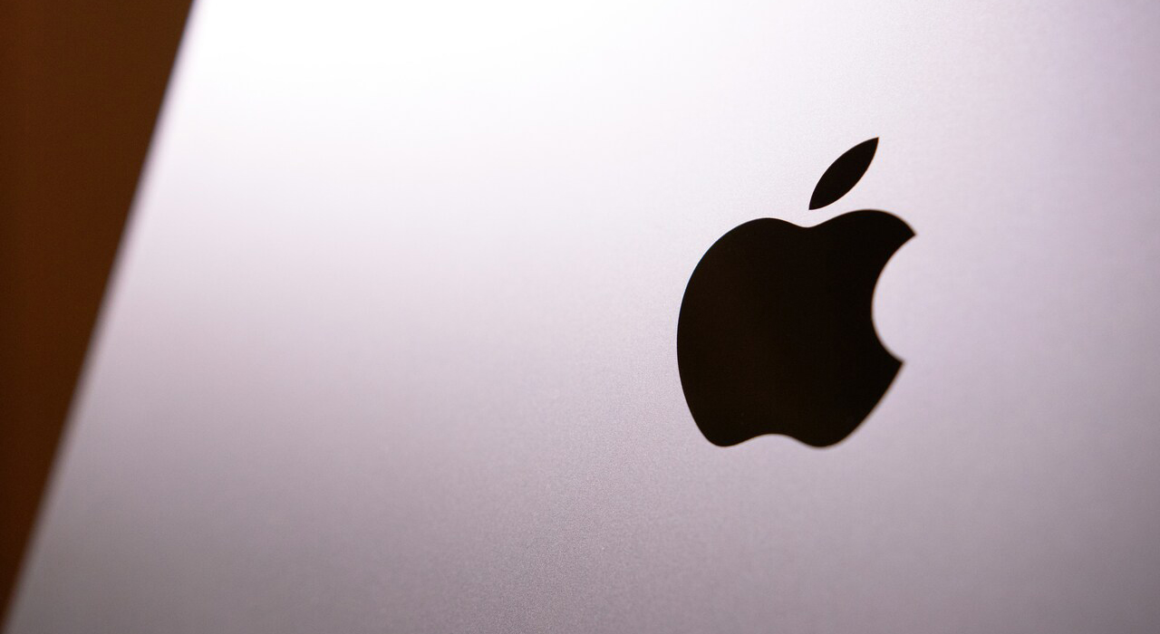 Cómo encontrar y eliminar archivos ocultos que llenan el almacenamiento "Otros" en el Mac 1 El espacio de almacenamiento es un recurso limitado, sobre todo si se trabaja con muchos documentos, aplicaciones o archivos multimedia. El paso del tiempo provoca que los archivos de Otros en Mac ocupen una parte importante del disco, generando problemas para el usuario a la hora de gestionar el almacenamiento.
Ser capaz de identificar estos elementos ocultos y eliminar aquellos que no son necesarios acaba siendo una forma eficaz de recuperar capacidad y mejorar el rendimiento del equipo.
Vamos a conocer más sobre esta situación en los siguientes párrafos.
¿Qué incluye la categoría "Otros" en el almacenamiento del Mac?
macOS ofrece la posibilidad de mostrar la distribución del almacenamiento. Habitualmente, agrupa determinados archivos dentro de la categoría "Otros" o bajo etiquetas relacionadas con los datos del sistema.
En este apartado pueden encontrarse archivos temporales, registros del sistema, cachés, copias de seguridad antiguas, documentos comprimidos, extensiones, datos generados por aplicaciones y otros elementos que no encajan en categorías como fotos, música o vídeos.
Al contrario de lo que mucha gente pueda pensar, muchos de estos archivos son fundamentales para que el sistema operativo funcione correctamente. Aun así, existen otros que permanecen almacenados aunque ya no tengan ninguna utilidad. Por poner un ejemplo, algunas aplicaciones conservan archivos temporales incluso después de haber sido desinstaladas. Paralelamente, determinadas cachés pueden seguir creciendo con el uso diario.
Conocer qué tipo de información se almacena en esta categoría acaba siendo el primer paso para decidir qué puede eliminarse de manera segura.
Cómo localizar archivos ocultos en macOS
Muchas veces, estos archivos y carpetas permanecen ocultos por defecto para evitar que se modifiquen de forma involuntaria. Aun así, existen maneras sencillas de acceder a ellos cuando es necesario realizar tareas de mantenimiento.
Una de las opciones más comunes consiste en utilizar Finder y activar la visualización de archivos ocultos mediante un atajo de teclado. De esta forma aparecerán carpetas del sistema y archivos de configuración que, normalmente, permanecen invisibles para el usuario.
Además, también es posible acceder a determinadas ubicaciones del sistema a través del menú "Ir a la carpeta". Allí se pueden introducir rutas específicas, como la carpeta de cachés o la biblioteca del usuario. En estos directorios se acumulan datos temporales creados por las aplicaciones que, con el paso del tiempo, pueden llegar a ocupar varios gigabytes.
Antes de eliminar cualquier archivo es recomendable comprobar cuál es su función, ya que algunos son esenciales para el correcto funcionamiento de macOS o de determinados programas.
Qué archivos pueden eliminarse con seguridad
Hay que dejar algo claro: no todo el contenido oculto debe borrarse. La mejor estrategia consiste en centrarse en los archivos que se regeneran automáticamente o en aquellos que ya no tienen ningún tipo de utilidad.
Entre los diferentes elementos que pueden eliminarse destacan las cachés de aplicaciones, los registros antiguos, los archivos temporales utilizados durante instalaciones o actualizaciones y las copias de seguridad incompletas que hayan quedado almacenadas. También resulta aconsejable revisar la carpeta de Descargas, los archivos comprimidos que hayan caído en el olvido o los documentos duplicados que ocupan un espacio innecesario.
Llevar a cabo esta limpieza de manera periódica es clave para mantener el sistema organizado y evitar que el almacenamiento se llene sin que el propietario del dispositivo sea consciente de ello.
