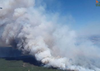 Confinan Almiruete y Palancares mientras el incendio de La Mierla eleva a tres los núcleos evacuados