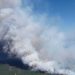 Confinan Almiruete y Palancares mientras el incendio de La Mierla eleva a tres los núcleos evacuados 3 La evolución del incendio forestal originado en La Mierla mantiene el Nivel 2 de emergencia y ha obligado a tomar nuevas medidas drásticas de protección ciudadana durante las últimas horas. Las autoridades han ordenado el confinamiento estricto de las poblaciones de Almiruete y Palancares, instruyendo a todos los vecinos a permanecer en el interior de los edificios y mantener cerradas puertas y ventanas para evitar la intoxicación por humo. Estas dos localidades se suman a la zona del embalse de Beleña, que ya se encontraba bajo esta misma restricción perimetral. Paralelamente, el avance de las llamas por la masa arbolada ha forzado a actualizar la lista de municipios desalojados. A los vecinos de La Mierla y a los menores del campamento de Umbralejo, evacuados durante la tarde de ayer, se suma ahora la población de Muriel, que pasa de estar confinada a ser evacuada por completo. El fuego, detectado originalmente a las 13:55 horas del 16 de julio por un vigilante fijo, exige un esfuerzo técnico y humano sin precedentes recientes en la zona. A primera hora de esta mañana, combaten el siniestro sobre el terreno 171 profesionales apoyados por 22 medios terrestres y de coordinación, a la espera de que la visibilidad y las condiciones permitan la reincorporación de los medios aéreos. En el cómputo global de la emergencia, el operativo ha llegado a desplegar a 336 personas y 70 medios, incluyendo 17 aeronaves, para tratar de contener el perímetro. Estrategias de protección civil Consultando la hemeroteca de Liberal de Castilla sobre la gestión de grandes incendios en la comarca de la Arquitectura Negra, la combinación simultánea de órdenes de confinamiento y evacuación responde a un protocolo técnico muy definido. Históricamente, la orografía de la Sierra Norte de Guadalajara impone retos severos para el movimiento masivo de personas a través de sus estrechas carreteras comarcales. La doctrina actual del operativo diferencia claramente el tipo de riesgo para aplicar una medida u otra. La evacuación de La Mierla o Muriel se ejecuta cuando el avance del frente de llamas o la carga térmica amenazan directamente las viviendas. Por el contrario, el confinamiento decretado hoy para Almiruete y Palancares busca proteger las vías respiratorias de la población frente a columnas de humo densas y cambios erráticos del viento. Encerrar a los vecinos en sus casas evita colapsar las vías de comunicación, garantizando que el medio centenar de camiones y vehículos pesados de extinción puedan transitar libremente hacia la zona cero del fuego.