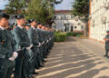 La provincia de Cuenca cuenta desde esta semana con 90 nuevos efectivos de la Guardia Civil. Este contingente, compuesto por 85 agentes con destino definitivo y cinco alumnos en prácticas, tiene como objetivo principal afianzar la seguridad ciudadana en el medio rural. La subdelegada del Gobierno en Cuenca, M.ª Luz Fernández, y el comandante de la Comandancia provincial, Carlos Martínez, han recibido oficialmente a los nuevos miembros del Instituto Armado. De los 85 guardias civiles que se incorporan a sus puestos de manera definitiva, 14 son mujeres, lo que representa un 16,5% del grupo. Este ingreso permite aumentar progresivamente la presencia femenina dentro de la Comandancia conquense. La mayor parte de estos agentes irá destinada a labores de seguridad ciudadana, distribuyéndose por los diferentes cuarteles de la provincia para garantizar la vigilancia en los pueblos. Por su parte, los cinco agentes en prácticas pertenecen a la 131ª promoción de la Academia de Baeza. Todos ellos son naturales de la provincia de Cuenca y un 40% son mujeres. Para completar su formación profesional, realizarán su periodo de prácticas en los puestos de Motilla del Palancar, Quintanar del Rey y Tarancón, reforzando de forma directa las plantillas de estas localidades. Durante el acto de presentación, M.ª Luz Fernández señaló que se trata de una de las mayores incorporaciones de los últimos años. La subdelegada enmarcó esta llegada en las políticas de incremento de la Oferta de Empleo Público, diseñadas para revertir los recortes de personal previos y dotar al territorio de plantillas cualificadas. Además, puso en valor el trabajo de las Fuerzas y Cuerpos de Seguridad, recordando que Cuenca mantiene un índice de criminalidad muy por debajo de la media nacional. El reto histórico de mantener la seguridad en la España rural Analizando la trayectoria de la seguridad en la provincia a través del archivo de Liberal de Castilla, la llegada de estos 90 agentes supone un punto de inflexión frente a las dinámicas de años anteriores. Durante la pasada década, la preocupación por el envejecimiento de las plantillas y la no reposición de efectivos generó un intenso debate institucional sobre el futuro de los cuarteles en el medio rural conquense. Las noticias de entonces reflejaban el temor de los ayuntamientos a perder una figura clave para la tranquilidad de los vecinos en zonas afectadas por la despoblación. Esta reciente ampliación de plantilla demuestra un cambio de ciclo en la gestión de la seguridad de la provincia. La evolución documentada en los últimos años muestra cómo se ha pasado de intentar evitar el cierre de pequeños puestos rurales a recuperar la capacidad operativa en comarcas clave. Al destinar a los nuevos efectivos y a los agentes en prácticas a zonas estratégicas como la Manchuela y la Mancha Alta, se consolida la presencia del Estado en el territorio, un factor que históricamente ha sido fundamental para fijar población y ofrecer una respuesta rápida ante cualquier incidencia en los municipios más aislados.