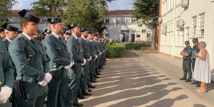 Cuenca suma 90 nuevos guardias civiles para reforzar la seguridad en los municipios de la provincia 1 La provincia de Cuenca cuenta desde esta semana con 90 nuevos efectivos de la Guardia Civil. Este contingente, compuesto por 85 agentes con destino definitivo y cinco alumnos en prácticas, tiene como objetivo principal afianzar la seguridad ciudadana en el medio rural. La subdelegada del Gobierno en Cuenca, M.ª Luz Fernández, y el comandante de la Comandancia provincial, Carlos Martínez, han recibido oficialmente a los nuevos miembros del Instituto Armado. De los 85 guardias civiles que se incorporan a sus puestos de manera definitiva, 14 son mujeres, lo que representa un 16,5% del grupo. Este ingreso permite aumentar progresivamente la presencia femenina dentro de la Comandancia conquense. La mayor parte de estos agentes irá destinada a labores de seguridad ciudadana, distribuyéndose por los diferentes cuarteles de la provincia para garantizar la vigilancia en los pueblos. Por su parte, los cinco agentes en prácticas pertenecen a la 131ª promoción de la Academia de Baeza. Todos ellos son naturales de la provincia de Cuenca y un 40% son mujeres. Para completar su formación profesional, realizarán su periodo de prácticas en los puestos de Motilla del Palancar, Quintanar del Rey y Tarancón, reforzando de forma directa las plantillas de estas localidades. Durante el acto de presentación, M.ª Luz Fernández señaló que se trata de una de las mayores incorporaciones de los últimos años. La subdelegada enmarcó esta llegada en las políticas de incremento de la Oferta de Empleo Público, diseñadas para revertir los recortes de personal previos y dotar al territorio de plantillas cualificadas. Además, puso en valor el trabajo de las Fuerzas y Cuerpos de Seguridad, recordando que Cuenca mantiene un índice de criminalidad muy por debajo de la media nacional. El reto histórico de mantener la seguridad en la España rural Analizando la trayectoria de la seguridad en la provincia a través del archivo de Liberal de Castilla, la llegada de estos 90 agentes supone un punto de inflexión frente a las dinámicas de años anteriores. Durante la pasada década, la preocupación por el envejecimiento de las plantillas y la no reposición de efectivos generó un intenso debate institucional sobre el futuro de los cuarteles en el medio rural conquense. Las noticias de entonces reflejaban el temor de los ayuntamientos a perder una figura clave para la tranquilidad de los vecinos en zonas afectadas por la despoblación. Esta reciente ampliación de plantilla demuestra un cambio de ciclo en la gestión de la seguridad de la provincia. La evolución documentada en los últimos años muestra cómo se ha pasado de intentar evitar el cierre de pequeños puestos rurales a recuperar la capacidad operativa en comarcas clave. Al destinar a los nuevos efectivos y a los agentes en prácticas a zonas estratégicas como la Manchuela y la Mancha Alta, se consolida la presencia del Estado en el territorio, un factor que históricamente ha sido fundamental para fijar población y ofrecer una respuesta rápida ante cualquier incidencia en los municipios más aislados.