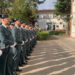La provincia de Cuenca cuenta desde esta semana con 90 nuevos efectivos de la Guardia Civil. Este contingente, compuesto por 85 agentes con destino definitivo y cinco alumnos en prácticas, tiene como objetivo principal afianzar la seguridad ciudadana en el medio rural. La subdelegada del Gobierno en Cuenca, M.ª Luz Fernández, y el comandante de la Comandancia provincial, Carlos Martínez, han recibido oficialmente a los nuevos miembros del Instituto Armado. De los 85 guardias civiles que se incorporan a sus puestos de manera definitiva, 14 son mujeres, lo que representa un 16,5% del grupo. Este ingreso permite aumentar progresivamente la presencia femenina dentro de la Comandancia conquense. La mayor parte de estos agentes irá destinada a labores de seguridad ciudadana, distribuyéndose por los diferentes cuarteles de la provincia para garantizar la vigilancia en los pueblos. Por su parte, los cinco agentes en prácticas pertenecen a la 131ª promoción de la Academia de Baeza. Todos ellos son naturales de la provincia de Cuenca y un 40% son mujeres. Para completar su formación profesional, realizarán su periodo de prácticas en los puestos de Motilla del Palancar, Quintanar del Rey y Tarancón, reforzando de forma directa las plantillas de estas localidades. Durante el acto de presentación, M.ª Luz Fernández señaló que se trata de una de las mayores incorporaciones de los últimos años. La subdelegada enmarcó esta llegada en las políticas de incremento de la Oferta de Empleo Público, diseñadas para revertir los recortes de personal previos y dotar al territorio de plantillas cualificadas. Además, puso en valor el trabajo de las Fuerzas y Cuerpos de Seguridad, recordando que Cuenca mantiene un índice de criminalidad muy por debajo de la media nacional. El reto histórico de mantener la seguridad en la España rural Analizando la trayectoria de la seguridad en la provincia a través del archivo de Liberal de Castilla, la llegada de estos 90 agentes supone un punto de inflexión frente a las dinámicas de años anteriores. Durante la pasada década, la preocupación por el envejecimiento de las plantillas y la no reposición de efectivos generó un intenso debate institucional sobre el futuro de los cuarteles en el medio rural conquense. Las noticias de entonces reflejaban el temor de los ayuntamientos a perder una figura clave para la tranquilidad de los vecinos en zonas afectadas por la despoblación. Esta reciente ampliación de plantilla demuestra un cambio de ciclo en la gestión de la seguridad de la provincia. La evolución documentada en los últimos años muestra cómo se ha pasado de intentar evitar el cierre de pequeños puestos rurales a recuperar la capacidad operativa en comarcas clave. Al destinar a los nuevos efectivos y a los agentes en prácticas a zonas estratégicas como la Manchuela y la Mancha Alta, se consolida la presencia del Estado en el territorio, un factor que históricamente ha sido fundamental para fijar población y ofrecer una respuesta rápida ante cualquier incidencia en los municipios más aislados.