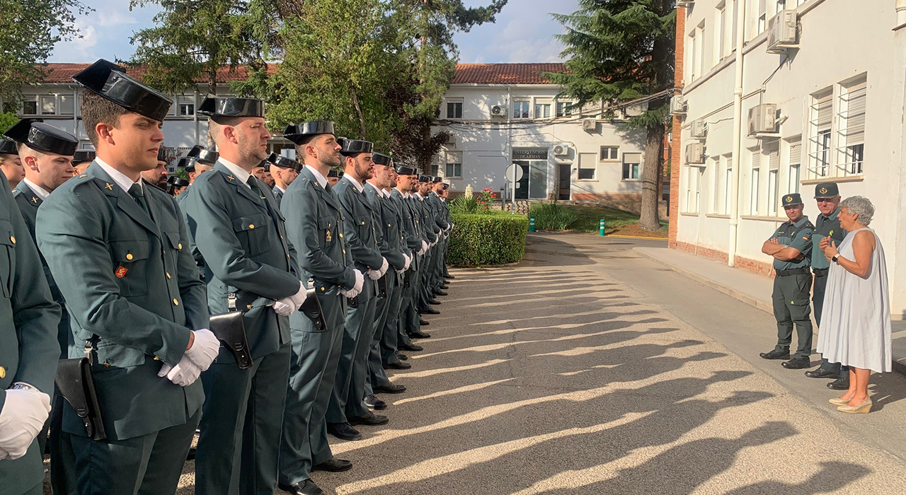 Cuenca suma 90 nuevos guardias civiles para reforzar la seguridad en los municipios de la provincia 2 La provincia de Cuenca cuenta desde esta semana con 90 nuevos efectivos de la Guardia Civil. Este contingente, compuesto por 85 agentes con destino definitivo y cinco alumnos en prácticas, tiene como objetivo principal afianzar la seguridad ciudadana en el medio rural. La subdelegada del Gobierno en Cuenca, M.ª Luz Fernández, y el comandante de la Comandancia provincial, Carlos Martínez, han recibido oficialmente a los nuevos miembros del Instituto Armado.De los 85 guardias civiles que se incorporan a sus puestos de manera definitiva, 14 son mujeres, lo que representa un 16,5% del grupo. Este ingreso permite aumentar progresivamente la presencia femenina dentro de la Comandancia conquense. La mayor parte de estos agentes irá destinada a labores de seguridad ciudadana, distribuyéndose por los diferentes cuarteles de la provincia para garantizar la vigilancia en los pueblos.Por su parte, los cinco agentes en prácticas pertenecen a la 131ª promoción de la Academia de Baeza. Todos ellos son naturales de la provincia de Cuenca y un 40% son mujeres. Para completar su formación profesional, realizarán su periodo de prácticas en los puestos de Motilla del Palancar, Quintanar del Rey y Tarancón, reforzando de forma directa las plantillas de estas localidades.Durante el acto de presentación, M.ª Luz Fernández señaló que se trata de una de las mayores incorporaciones de los últimos años. La subdelegada enmarcó esta llegada en las políticas de incremento de la Oferta de Empleo Público, diseñadas para revertir los recortes de personal previos y dotar al territorio de plantillas cualificadas. Además, puso en valor el trabajo de las Fuerzas y Cuerpos de Seguridad, recordando que Cuenca mantiene un índice de criminalidad muy por debajo de la media nacional.El reto histórico de mantener la seguridad en la España rural
Analizando la trayectoria de la seguridad en la provincia a través del archivo de Liberal de Castilla, la llegada de estos 90 agentes supone un punto de inflexión frente a las dinámicas de años anteriores. Durante la pasada década, la preocupación por el envejecimiento de las plantillas y la no reposición de efectivos generó un intenso debate institucional sobre el futuro de los cuarteles en el medio rural conquense. Las noticias de entonces reflejaban el temor de los ayuntamientos a perder una figura clave para la tranquilidad de los vecinos en zonas afectadas por la despoblación.Esta reciente ampliación de plantilla demuestra un cambio de ciclo en la gestión de la seguridad de la provincia. La evolución documentada en los últimos años muestra cómo se ha pasado de intentar evitar el cierre de pequeños puestos rurales a recuperar la capacidad operativa en comarcas clave. Al destinar a los nuevos efectivos y a los agentes en prácticas a zonas estratégicas como la Manchuela y la Mancha Alta, se consolida la presencia del Estado en el territorio, un factor que históricamente ha sido fundamental para fijar población y ofrecer una respuesta rápida ante cualquier incidencia en los municipios más aislados.