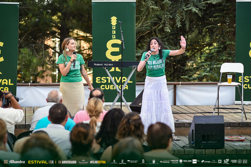 DOS MUJERES MUY RURALES
