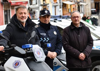 Dolz da la enhorabuena al jefe de Policía Local, Ángel Barrios, tras su ascenso a subinspector
