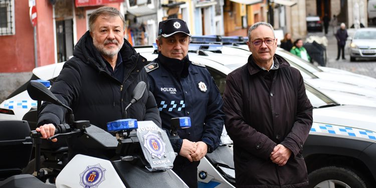 Dolz da la enhorabuena al jefe de Policía Local, Ángel Barrios, tras su ascenso a subinspector