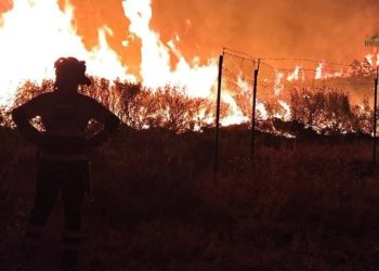 Dos bomberos forestales atendidos tras un incidente con una autobomba en el incendio de La Mierla