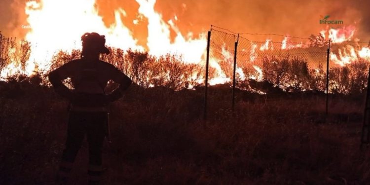 Dos bomberos forestales atendidos tras un incidente con una autobomba en el incendio de La Mierla Dos bomberos forestales atendidos tras un incidente con una autobomba en el incendio de La Mierla