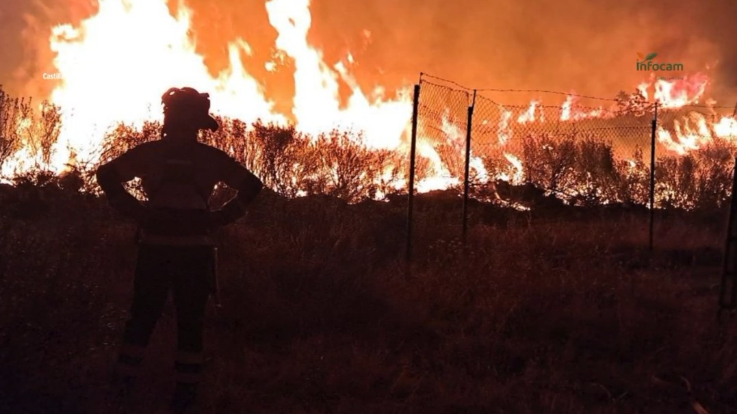Dos bomberos forestales atendidos tras un incidente con una autobomba en el incendio de La Mierla 1 Dos bomberos forestales atendidos tras un incidente con una autobomba en el incendio de La Mierla