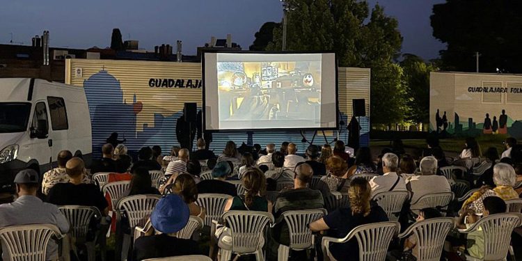 E.T. aterriza en Adoratrices y conquista una noche de cine bajo al aire libre E.T. aterriza en Adoratrices y conquista una noche de cine bajo al aire libre