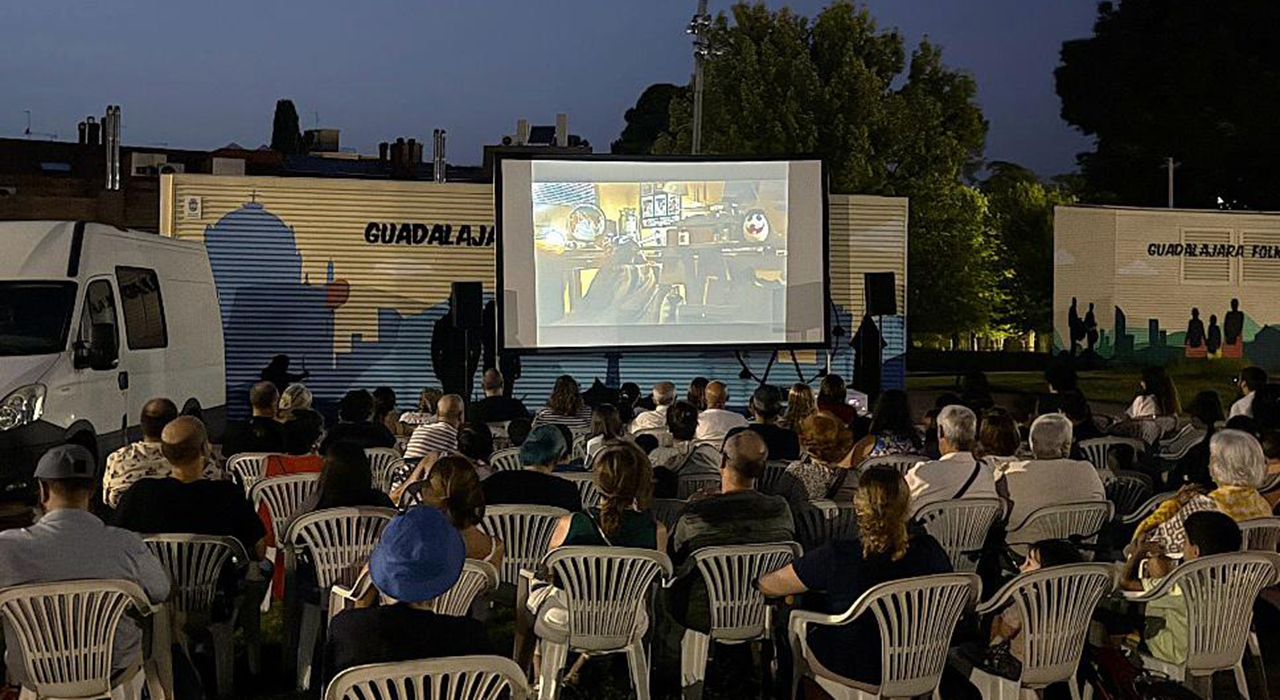 E.T. aterriza en Adoratrices y conquista una noche de cine bajo al aire libre 1 E.T. aterriza en Adoratrices y conquista una noche de cine bajo al aire libre