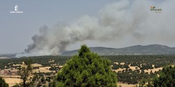 Selas activa la UME y eleva a nivel 2 el incendio que ya ha obligado a evacuar cinco municipios