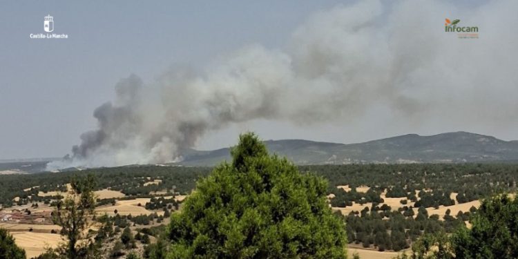Efectivos del INFOCAM logran contener el avance del fuego originado este mediodía en Selas Efectivos del INFOCAM logran contener el avance del fuego originado este mediodía en Selas