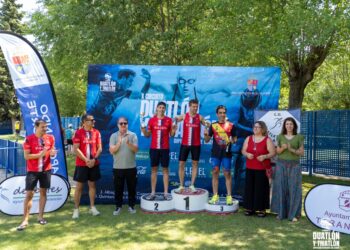 El Atletismo Tarancón brilla en casa: Irene de la Torre y José Enrique Aroca conquistan el III Triatlón de la ciudad