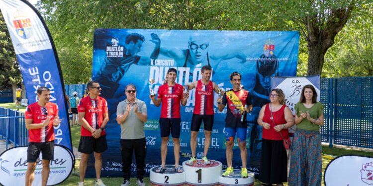 El Club Deportivo Atletismo Tarancón ha protagonizado un excelente estreno como organizador dentro del X Circuito Provincial de Duatlón y Triatlón de la Diputación de Cuenca. Más de 80 deportistas se dieron cita en el recinto de las Piscinas Municipales para disputar el III Triatlón "Ciudad de Tarancón", una prueba que se saldó con un rotundo éxito organizativo y la victoria por equipos del club anfitrión. La competición arrancó con un segmento de 300 metros de natación, seguido de 20 kilómetros de ciclismo a lo largo de la avenida Adolfo Suárez y concluyó con la carrera a pie por el entorno de la avenida Reina Sofía y el Parque de las Rejas. La jornada destacó por la seguridad y la coordinación logística, respaldada por el Ayuntamiento de Tarancón, la Policía Local, Protección Civil y un amplio dispositivo de voluntarios locales. En el plano deportivo, la prueba absoluta masculina fue dominada por José Enrique Aroca, del Club Triatlón Villarta, quien cruzó la meta con un tiempo de 47:53. En la categoría femenina, Irene de la Torre impuso su ritmo y se llevó la victoria para el CD Atletismo Tarancón al detener el cronómetro en 1:04:25. El medallero local se completó con un dominio claro en las distintas categorías de la jornada: Categoría Senior: José Enrique Aroca (C.T. Villarta) e Irene de la Torre (CD Atletismo Tarancón) lograron el oro, acompañados en el podio por atletas como Jesús García, Javier Haering y Sara Toledo. Categoría Veterano: Javier Cerrillo (C.T. Villarta) y Patricia Peral (C.T. Villarta) se alzaron con los primeros puestos. Categoría Máster: Raúl García Martínez (CD Atletismo Tarancón) y Mercedes Millán Burón (CD Atletismo Tarancón) lideraron la clasificación. Categoría Junior: Óscar de la Ossa López (CD Atletismo Tarancón) consiguió la primera posición. Competición por parejas y tríos: Los hermanos Jorge Díaz Lorenzo y Jorge Díaz Salto (CDA Tarancón) ganaron en parejas, mientras que el equipo C2 Wellness Boutique lideró la modalidad de tríos. La consolidación del triatlón en la provincia El análisis de la hemeroteca de Liberal de Castilla revela la importante evolución de esta disciplina en la provincia durante la última década. El Circuito Provincial de Duatlón y Triatlón, que este año celebra su décima edición, nació con el objetivo de vertebrar el deporte en las distintas comarcas conquenses. Históricamente, pruebas pioneras fueron abriendo camino, pero la incorporación de Tarancón al calendario subraya un salto cualitativo en la infraestructura deportiva local. La celebración de esta tercera edición del "Ciudad de Tarancón" marca un punto de inflexión para el CD Atletismo Tarancón. Tras años de crecimiento continuo en el número de federados y participaciones en eventos de la región, el club demuestra ahora su capacidad operativa asumiendo la organización integral de una cita oficial. Este paso no solo consolida al municipio como un referente deportivo de primer nivel en Castilla-La Mancha, sino que asegura el relevo generacional en un circuito que sigue batiendo récords de inscripción. La entrega de trofeos y productos típicos de la comarca contó con la presencia de autoridades como la diputada provincial Eva García, la primera teniente de alcalde Riansares López y el concejal de Deportes José Vicente Hontana, junto a la directiva del club local. El circuito provincial continuará su marcha el próximo 25 de julio con el III Triatlón de Quintanar del Rey.
