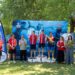 El Club Deportivo Atletismo Tarancón ha protagonizado un excelente estreno como organizador dentro del X Circuito Provincial de Duatlón y Triatlón de la Diputación de Cuenca. Más de 80 deportistas se dieron cita en el recinto de las Piscinas Municipales para disputar el III Triatlón "Ciudad de Tarancón", una prueba que se saldó con un rotundo éxito organizativo y la victoria por equipos del club anfitrión. La competición arrancó con un segmento de 300 metros de natación, seguido de 20 kilómetros de ciclismo a lo largo de la avenida Adolfo Suárez y concluyó con la carrera a pie por el entorno de la avenida Reina Sofía y el Parque de las Rejas. La jornada destacó por la seguridad y la coordinación logística, respaldada por el Ayuntamiento de Tarancón, la Policía Local, Protección Civil y un amplio dispositivo de voluntarios locales. En el plano deportivo, la prueba absoluta masculina fue dominada por José Enrique Aroca, del Club Triatlón Villarta, quien cruzó la meta con un tiempo de 47:53. En la categoría femenina, Irene de la Torre impuso su ritmo y se llevó la victoria para el CD Atletismo Tarancón al detener el cronómetro en 1:04:25. El medallero local se completó con un dominio claro en las distintas categorías de la jornada: Categoría Senior: José Enrique Aroca (C.T. Villarta) e Irene de la Torre (CD Atletismo Tarancón) lograron el oro, acompañados en el podio por atletas como Jesús García, Javier Haering y Sara Toledo. Categoría Veterano: Javier Cerrillo (C.T. Villarta) y Patricia Peral (C.T. Villarta) se alzaron con los primeros puestos. Categoría Máster: Raúl García Martínez (CD Atletismo Tarancón) y Mercedes Millán Burón (CD Atletismo Tarancón) lideraron la clasificación. Categoría Junior: Óscar de la Ossa López (CD Atletismo Tarancón) consiguió la primera posición. Competición por parejas y tríos: Los hermanos Jorge Díaz Lorenzo y Jorge Díaz Salto (CDA Tarancón) ganaron en parejas, mientras que el equipo C2 Wellness Boutique lideró la modalidad de tríos. La consolidación del triatlón en la provincia El análisis de la hemeroteca de Liberal de Castilla revela la importante evolución de esta disciplina en la provincia durante la última década. El Circuito Provincial de Duatlón y Triatlón, que este año celebra su décima edición, nació con el objetivo de vertebrar el deporte en las distintas comarcas conquenses. Históricamente, pruebas pioneras fueron abriendo camino, pero la incorporación de Tarancón al calendario subraya un salto cualitativo en la infraestructura deportiva local. La celebración de esta tercera edición del "Ciudad de Tarancón" marca un punto de inflexión para el CD Atletismo Tarancón. Tras años de crecimiento continuo en el número de federados y participaciones en eventos de la región, el club demuestra ahora su capacidad operativa asumiendo la organización integral de una cita oficial. Este paso no solo consolida al municipio como un referente deportivo de primer nivel en Castilla-La Mancha, sino que asegura el relevo generacional en un circuito que sigue batiendo récords de inscripción. La entrega de trofeos y productos típicos de la comarca contó con la presencia de autoridades como la diputada provincial Eva García, la primera teniente de alcalde Riansares López y el concejal de Deportes José Vicente Hontana, junto a la directiva del club local. El circuito provincial continuará su marcha el próximo 25 de julio con el III Triatlón de Quintanar del Rey.