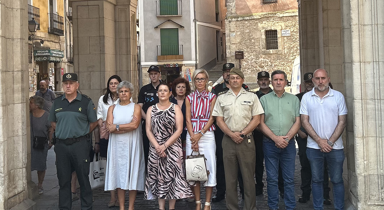 El Ayuntamiento de Cuenca realiza un minuto de silencio por las víctimas del incendio de Los Gallardos, en Almería 2 El Ayuntamiento de Cuenca realiza un minuto de silencio por las víctimas del incendio de Los Gallardos, en Almería