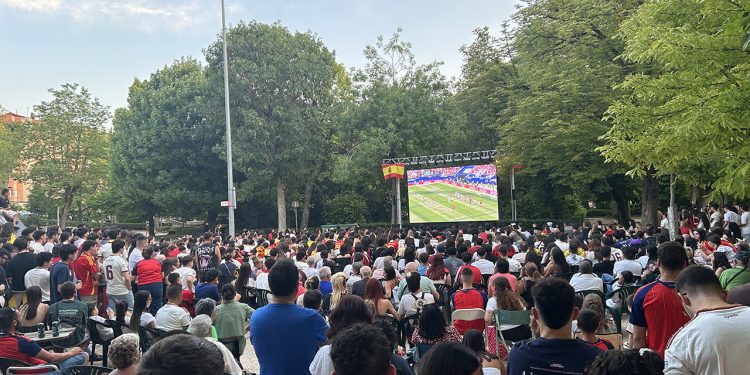 El Ayuntamiento de Cuenca volverá a instalar una pantalla gigante este martes en el Parque de Santa Ana para el partido de semifinales de la Selección 1 El Ayuntamiento de Cuenca volverá a instalar una pantalla gigante este martes en el Parque de Santa Ana para el partido de semifinales de la Selección